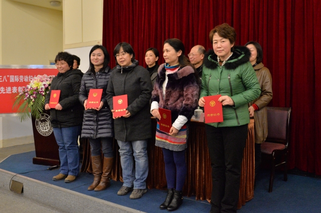 2013年度“同济大学阖家齐飞模范家庭”获得者王穗辉 2013年度“同济大学阖家齐飞模范家庭”获得者王穗辉